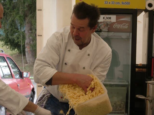 Detlef beim Spätzle-Catering